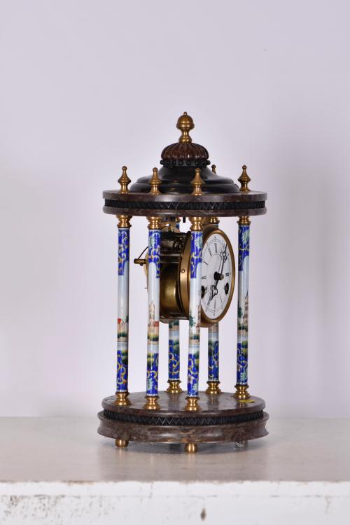 SIGUIENDO MODELOS VIENESES, reloj esmalte.