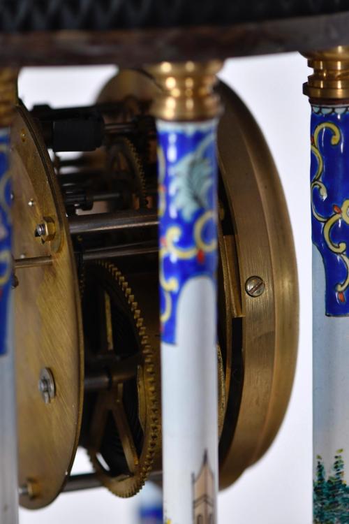 SIGUIENDO MODELOS VIENESES, reloj esmalte.