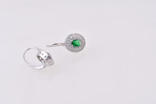 Rosette earrings with emerald