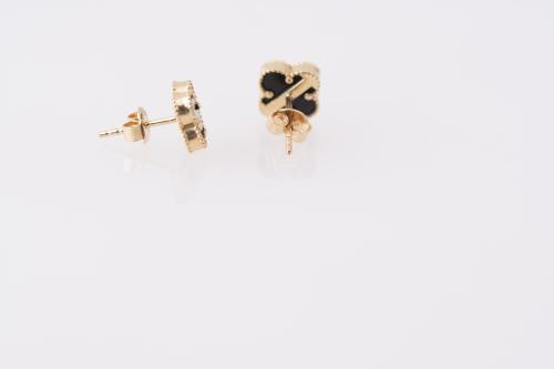 Clover-shaped earrings