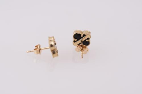 Clover-shaped earrings