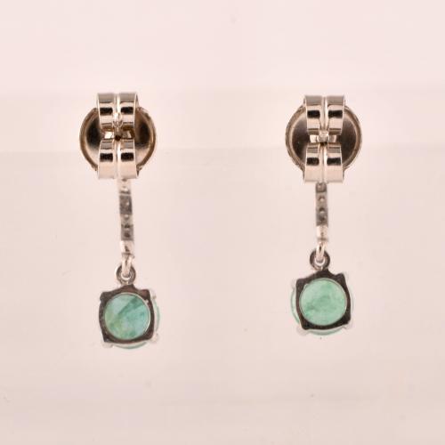 Pendientes colgantes largos con esmeraldas.