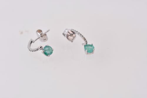 Rosette earrings with emerald