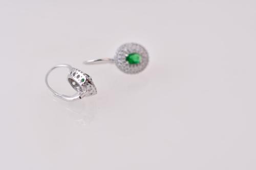 Rosette earrings with emerald