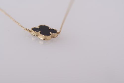 Clover-shaped necklace