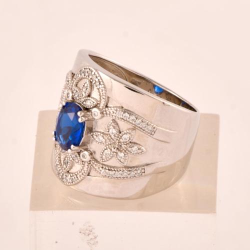 Anillo tipo sello con cuarzo azul.