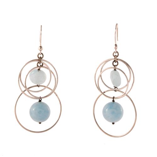 Pendientes con aros colgantes con aguamarinas.
