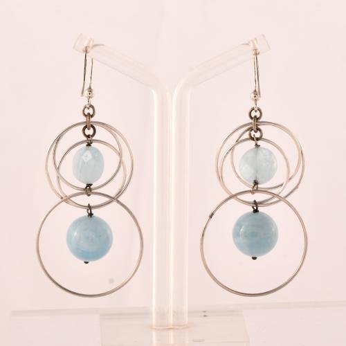 Pendientes con aros colgantes con aguamarinas.
