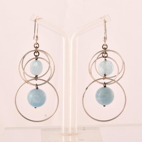 Pendientes con aros colgantes con aguamarinas.