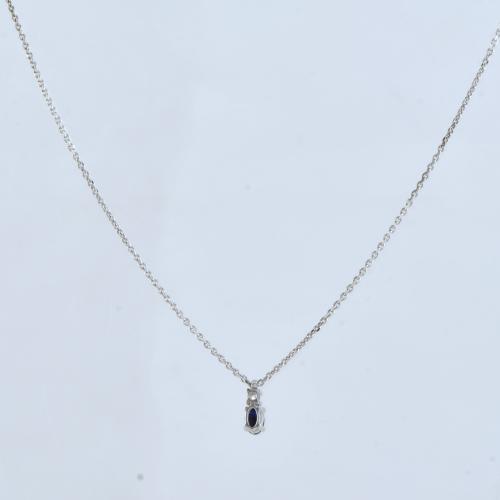 Collar con colgante de diamante y zafiro.