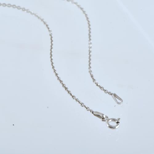 Collar con colgante de diamante y zafiro.