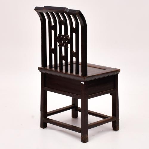 ESCUELA CHINA, DINASTÍA QING, SIGLO XIX. Silla baja