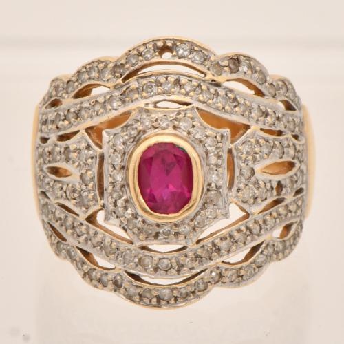 Anillo estilo art déco con rubí central y diamantes.