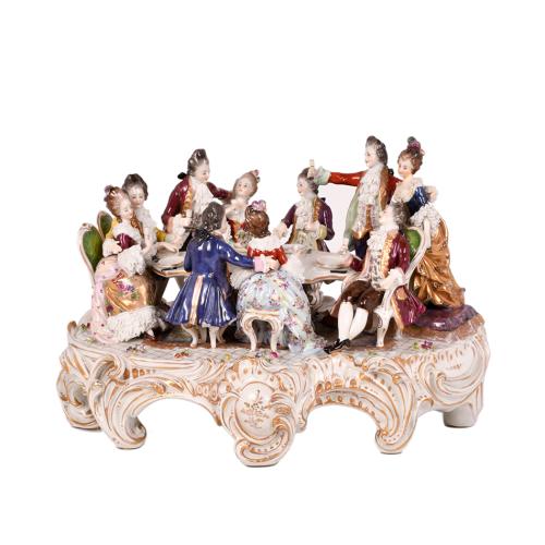 MANUFACTURA VOLKSTED, grupo de porcelana esmaltada y policromada, pps. s. XX