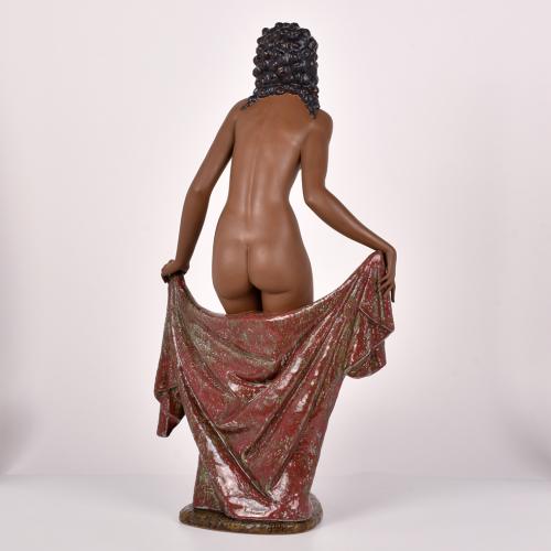 SALVADOR DEBÓNE, LLADRÓ MANUFACTURE, ‘Leaving the bathroom’