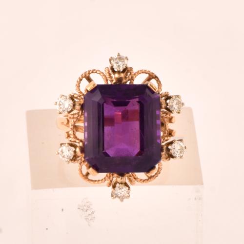 Anillo estilo belle époque con amatista y diamantes.