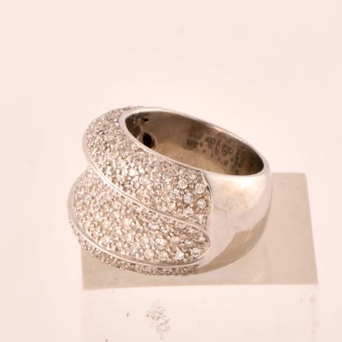 Anillo ancho con pavé con diamantes.