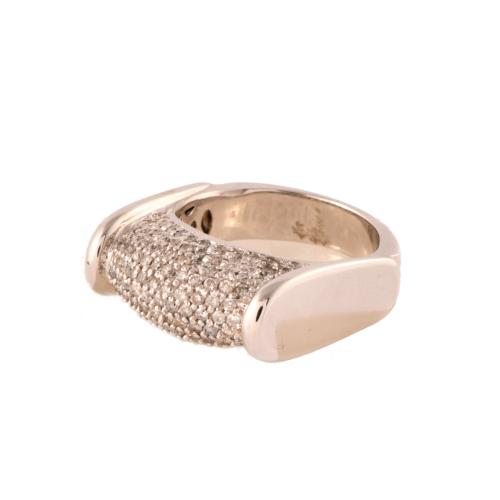 Anillo con pavé de diamantes.