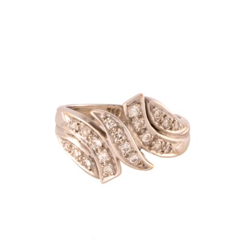 Sortija con diamantes.