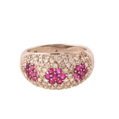 Anillo con pavé de diamantes y turmalina rosa.