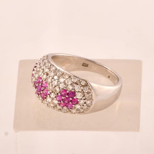Anillo con pavé de diamantes y turmalina rosa.