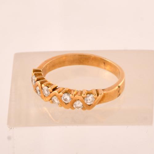 Sortija media alianza de diamantes.