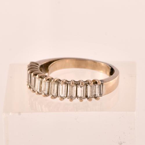 Anillo media alianza con diamantes.