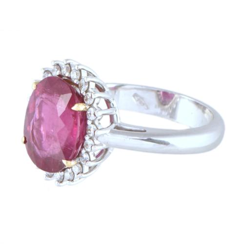 Anillo con gran rubelita central y rosetón de diamantes.