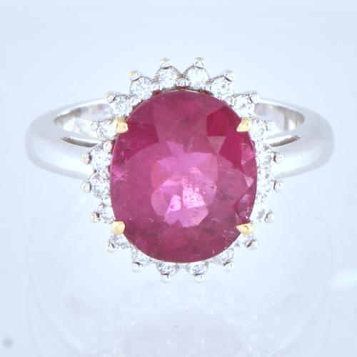 Anillo con gran rubelita central y rosetón de diamantes.