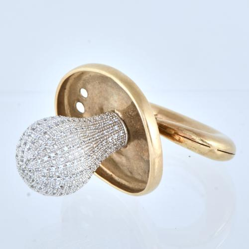 Colgante en forma de chupete con circonitas.