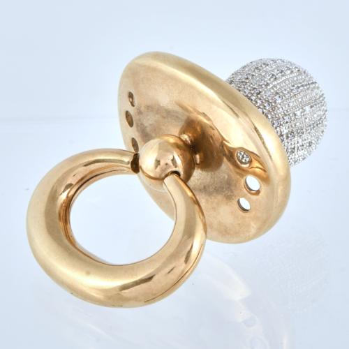 Colgante en forma de chupete con circonitas.