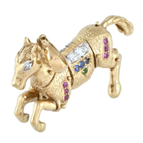 Colgante en forma de caballo articulado con pedrería sintética.