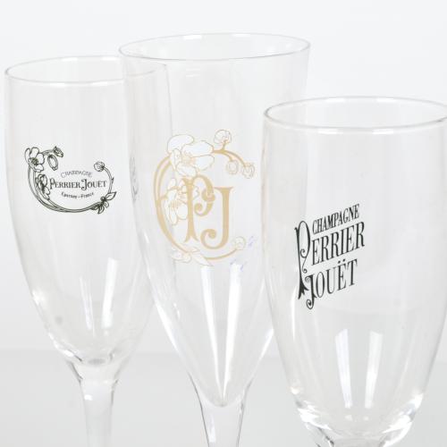 PERRIER JOUET, lote de 18 copas de champán y cubitera 