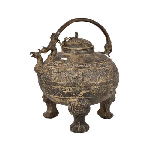 ESCUELA CHINA, SIGLO XIX. SIGUIENDO MODELOS DE LA DINASTÍA CHOU, recipiente en forma de tetera. 