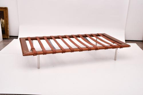 LUDWIG MIES VAN DER ROHE (1886-1696). Cama de día