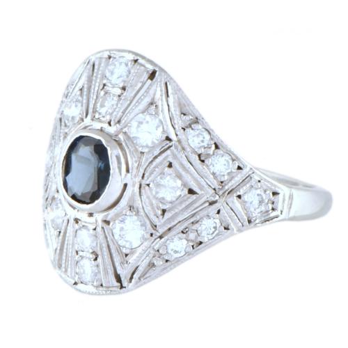 Anillo lanzadera estilo art déco con zafiro y diamantes.