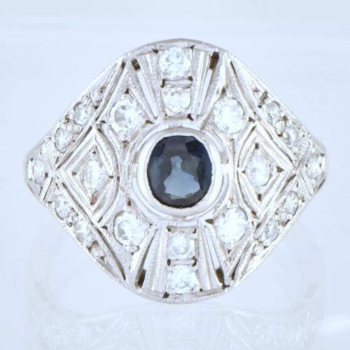 Anillo lanzadera estilo art déco con zafiro y diamantes.