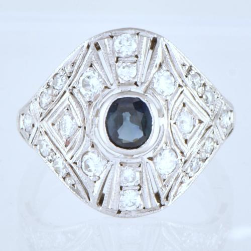 Anillo lanzadera estilo art déco con zafiro y diamantes.