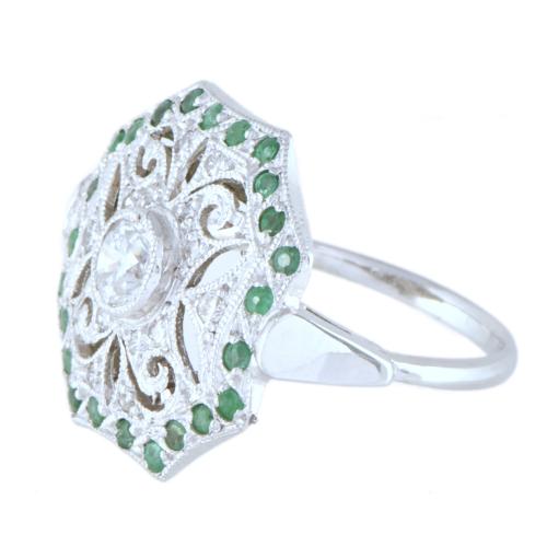 Anillo estilo art déco con esmeraldas y diamante central.