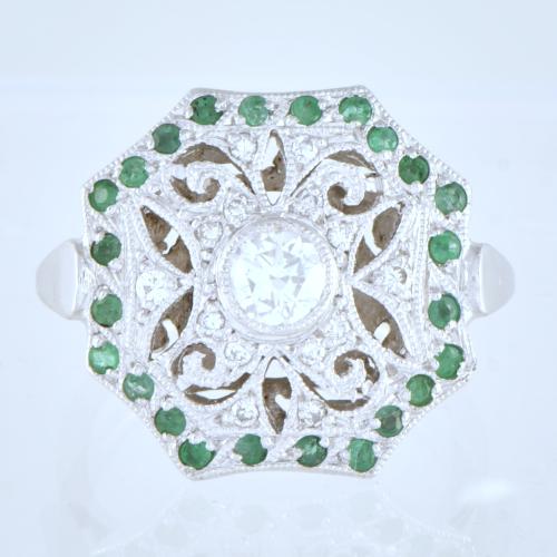 Anillo estilo art déco con esmeraldas y diamante central.