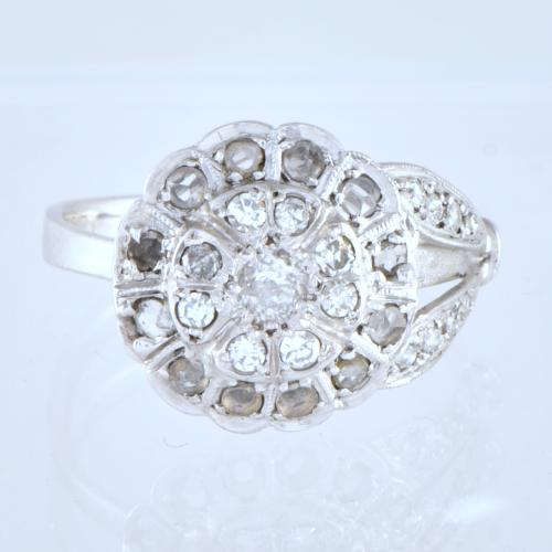 Anillo estilo art déco con rosetón de diamantes.