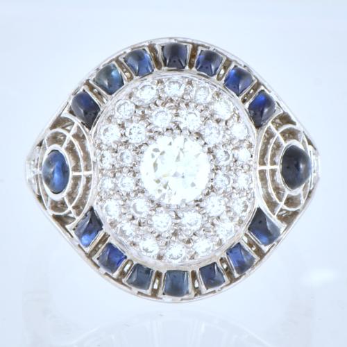 Anillo estilo art déco, con zafiros y diamantes.