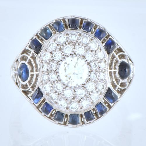 Anillo estilo art déco, con zafiros y diamantes.