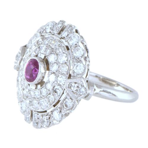 Anillo con rubí central y rosetón de diamantes.
