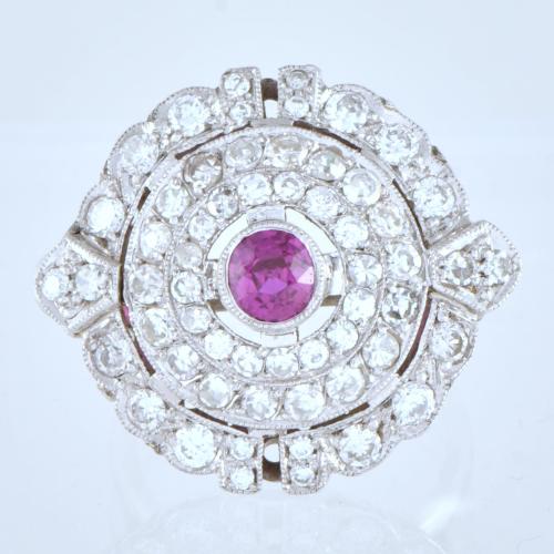 Anillo con rubí central y rosetón de diamantes.