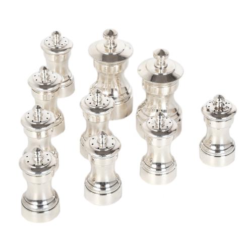 Juego de dos pimenteros y ocho saleros, estilo Victoriano