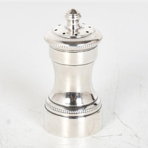 Juego de dos pimenteros y ocho saleros, estilo Victoriano