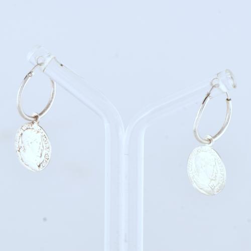 Pendientes con reproducciones de monedas romanas.