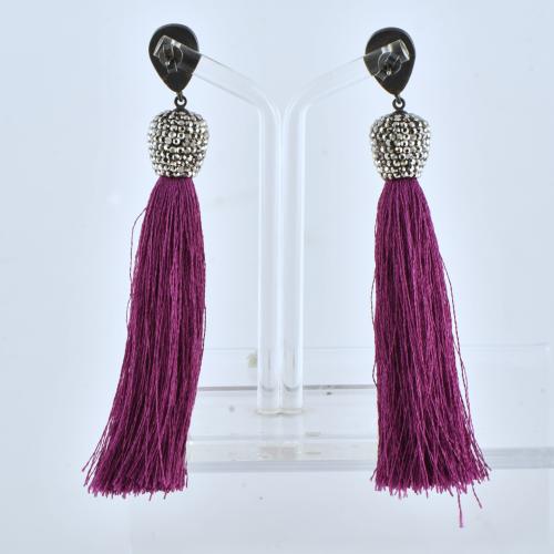 Pendientes largos con marquesitas e hilo morado.