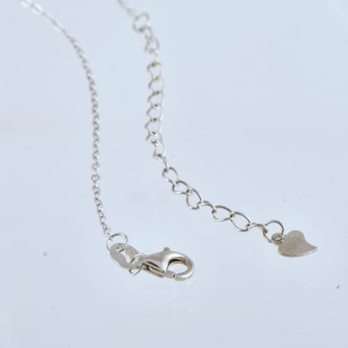 Collar con dos colgantes uno con imágen de la virgen y otro